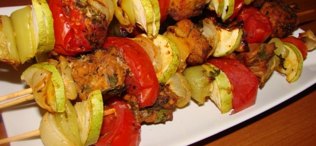 Frigarui Dukan din piept de pui cu ciuperci si legume Frigarui Dukan din piept de pui cu ciuperci si legume